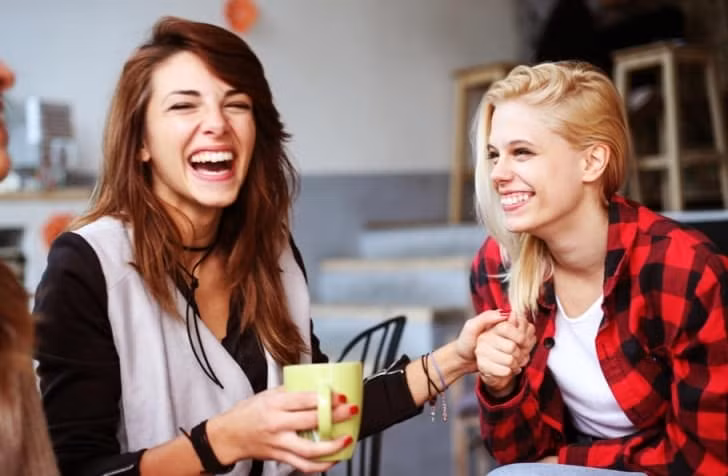 Khi ở cùng những người khác vui vẻ, cùng chia sẻ niềm hạnh phúc, bên cạnh họ đều là trường may mắn, như vậy bạn nhất định cũng sẽ được may mắn.