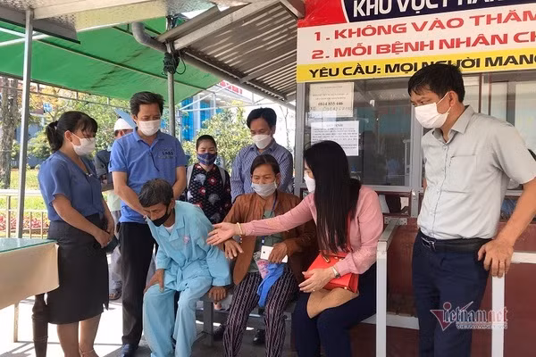 Tinh tiet 'ron nguoi' trong vu nu sinh lop 7 bi ban tat va xe ao o Quang Tri