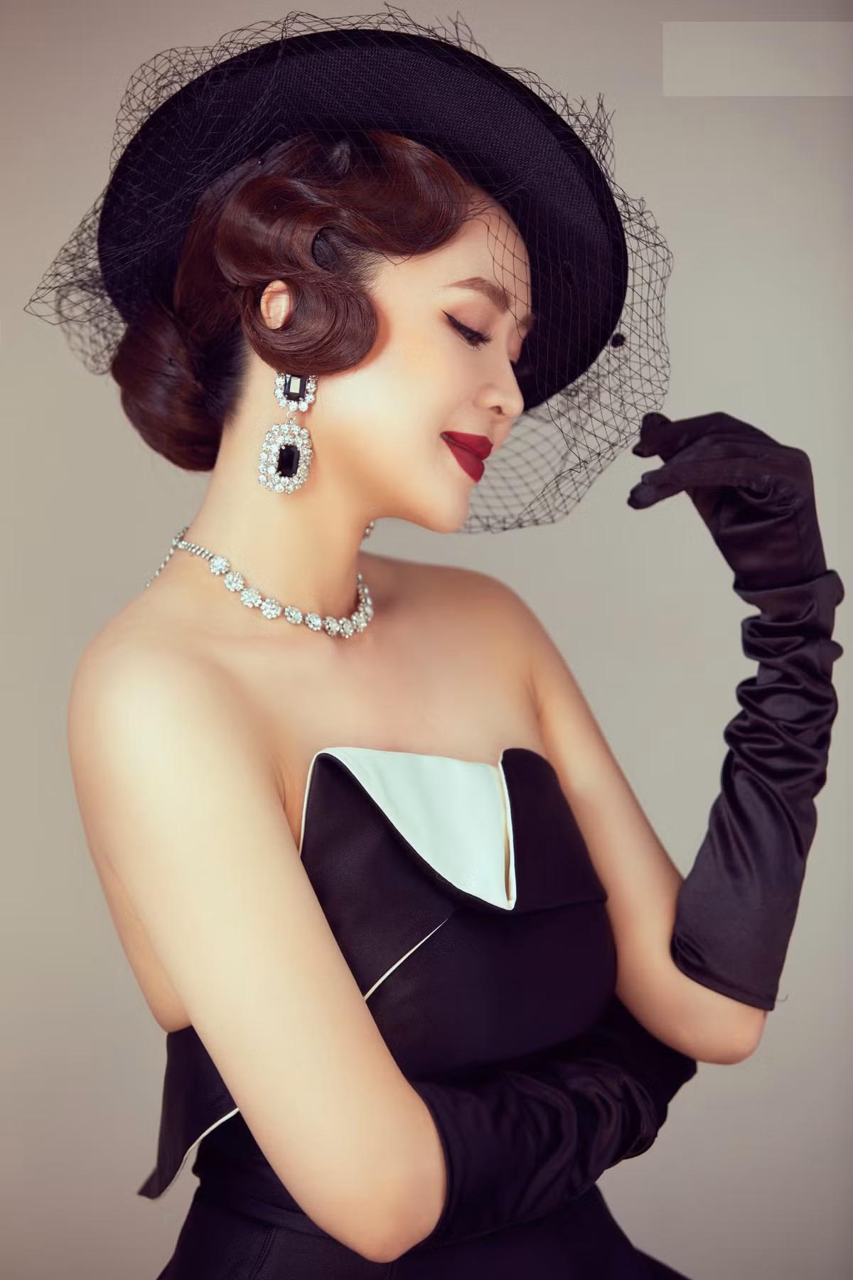 Hình ảnh gợi cảm, sang chảnh hiếm thấy của diễn viên Hồng Diễm - Hình 3 Hinh anh goi cam, sang chanh hiem thay cua dien vien Hong Diem-Hinh-3