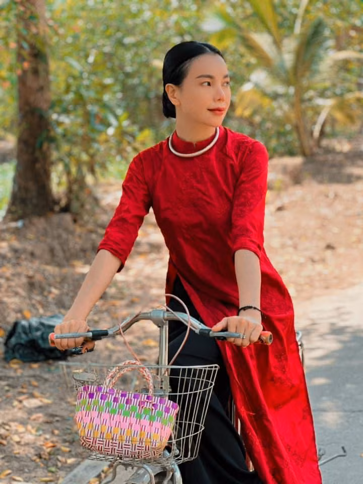 Tra Ngoc Hang tao dang kem sang du mac ao dai-Hinh-4