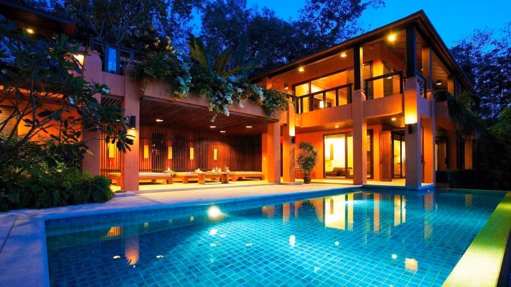 Biệt thự hiện đại có bể bơi giúp gia chủ giảm nhiệt vào mùa nóng ảnh 1