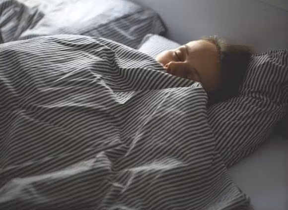  Nằm mơ thấy “tiền”. Nằm mơ thấy "tiền" và sự xuất hiện của tài lộc thì trong giấc mơ cũng sẽ có điềm báo, thường thì nằm mơ thấy mình nhặt được tiền thường mang đến dự báo đặc biệt cho tương lai.