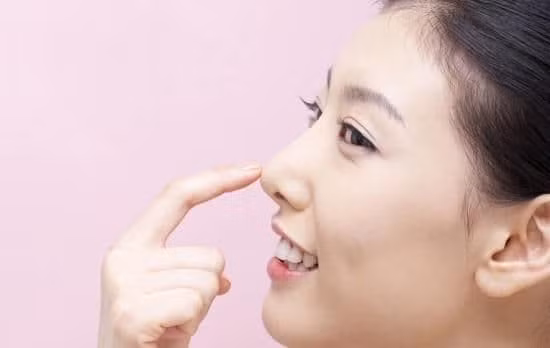  Mũi to, ửng hồng. Trong nhân tướng học, mũi được xem là trung tâm của khuôn mặt, nơi chứa đựng tiền tài, đường công danh sự nghiệp.