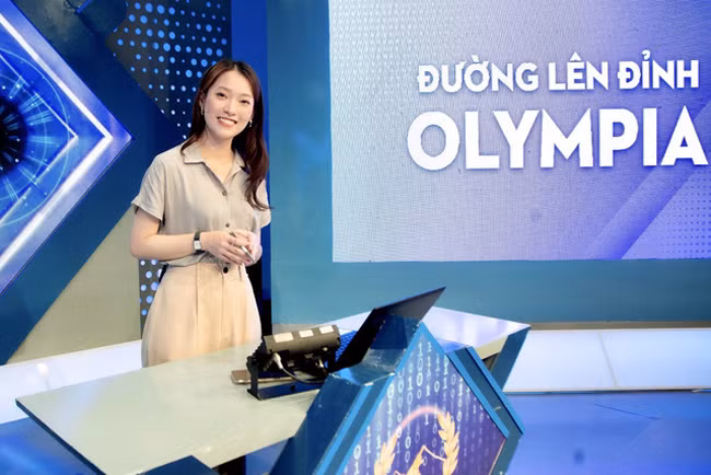 Mới đây nhất, Khánh Vy trở thành MC của sân chơi trí tuệ nổi tiếng "Đường lên đỉnh Olympia". Đây là dấu ấn đặc biệt trong sự nghiệp của cô nàng.