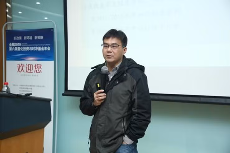 Mặc dù đang được biết đến nhiều trong lĩnh vực tài chính nhưng Ding Peng vốn là sinh viên đại học Giao thông Thượng Hải.
