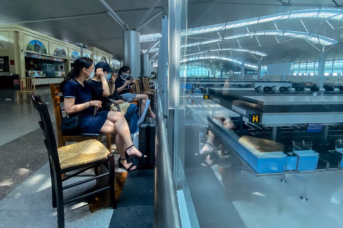 Tại khu vực đưa tiễn người thân, chỉ có duy nhất nhóm bạn của Nguyễn Thụy Nam Phương (quận 8) đến chờ chuyến bay từ TP.HCM đi Singapore lúc 12h15. "Mặc dù đã khôi phục toàn bộ đường bay, chắc phải vài tháng nữa thì hành khách đi nước ngoài mới đông đúc, nhộn nhịp hơn", Nam Phương chia sẻ.