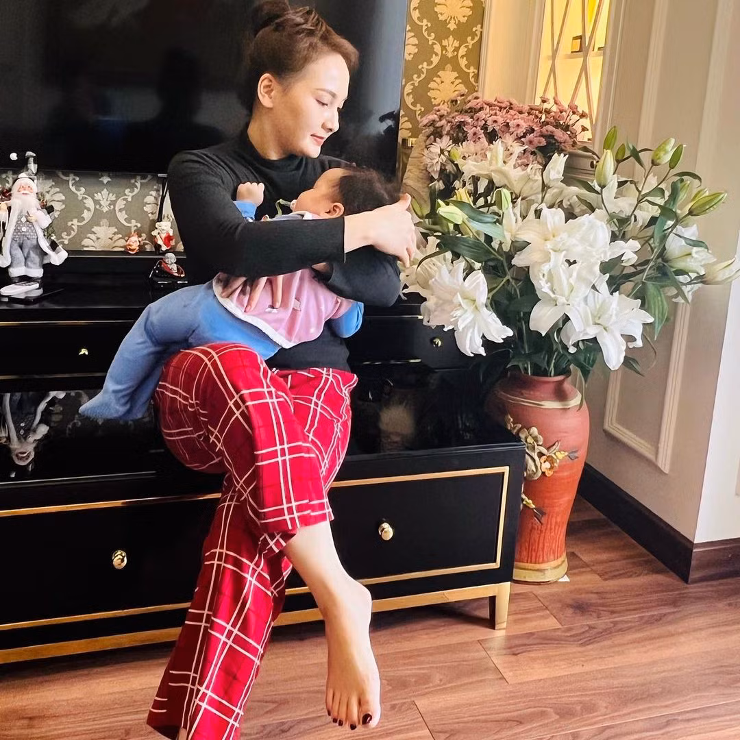 Diễn viên Bảo Thanh vào vai mẹ bỉm sữa khi ở nhà.
