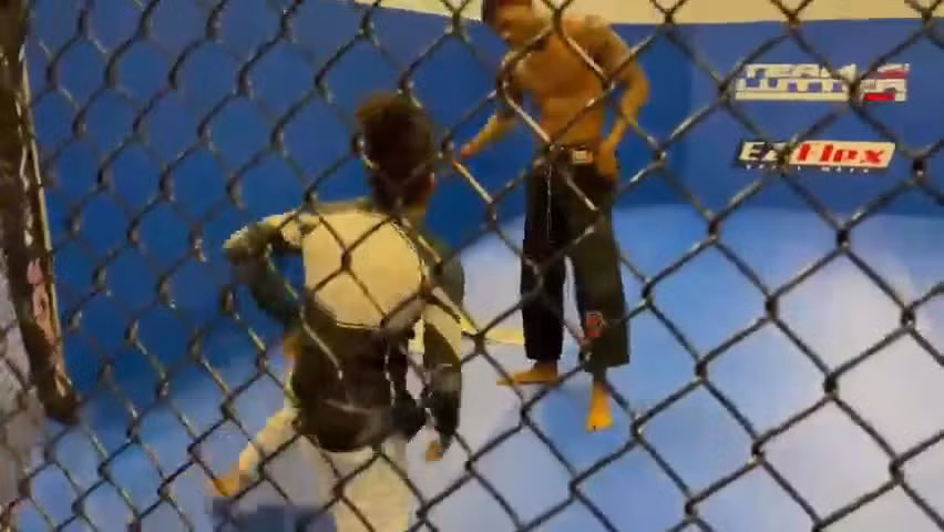 Thach thuc vo si UFC, anh hung ban phim nhan ket khong ngo