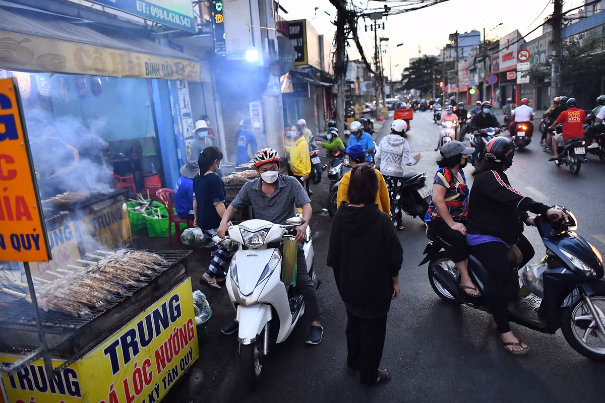 "Dịp vía thần tài năm trước, từ 6h sáng sớm đã đông khách mua, nhớ khi đó chúng tôi làm không kịp bán khiến nhiều người phải chờ. Tuy nhiên sáng nay dù đã gần 7h nhưng sức mua khá yếu. Những người mua hàng với số lượng lớn cũng chưa có, chủ yếu là khách lẻ mua 1-2 con", anh Trung nói.