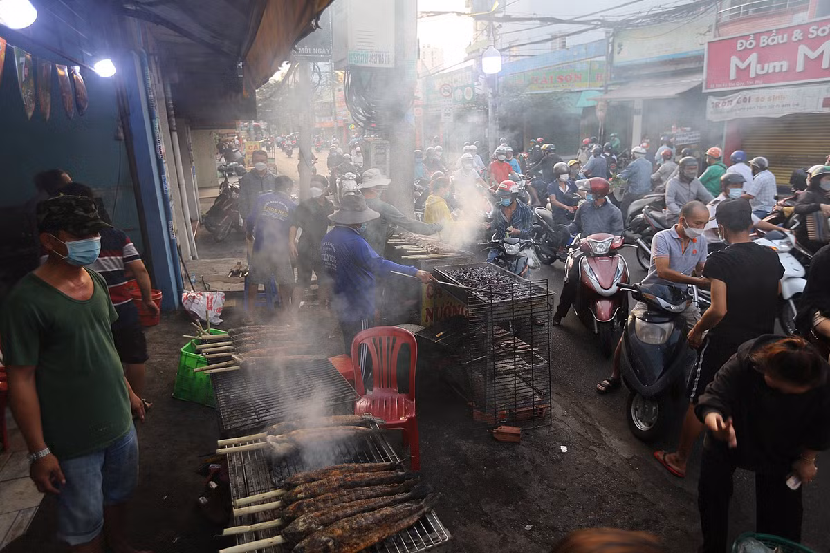 Hoạt động mua bán diễn ra sát lề đường Tân Kỳ Tân Quý ít nhiều ảnh hưởng đến việc lưu thông của người dân trong khung giờ đi làm buổi sáng sớm.