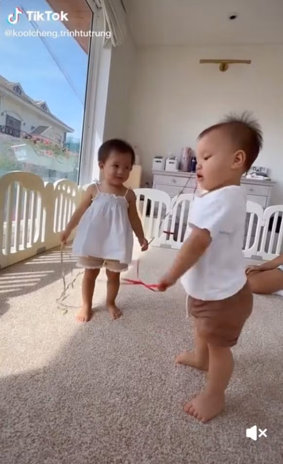 Leon nhà Hà Hồ trổ tài múa lụa rất dẻo dai khiến cả nhà cười ra nước mắt - Hình 4 Leon nha Ha Ho tro tai mua lua rat deo dai khien ca nha cuoi ra nuoc mat-Hinh-4