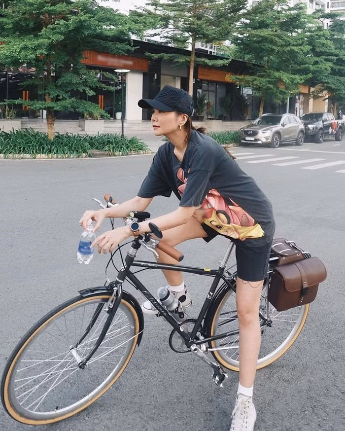 Dan my nhan Viet dap xe giu dang: Hien Ho khoe eo thon, Diep Lam Anh goi cam-Hinh-3