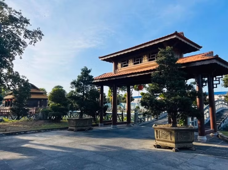 Hồ bơi với tạo cảnh thiên nhiên nhiệt đới có mái che, núi non bộ tạo hình cao khổng lồ (cao khoảng hơn 25m, cũng vừa là nhà nuôi chim én).