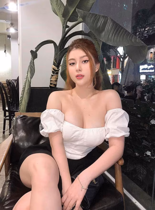 Sở hữu vẻ đẹp phồn thực nên mẹ 1 con này không ngại những item táo bạo.