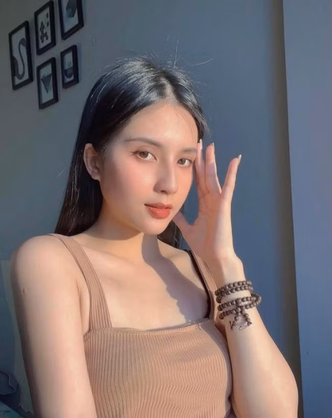 Cô tự tin diện những item cắt xẻ, khoe được hình thể.
