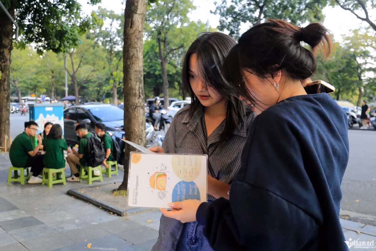 Mỹ Anh và Mai Phương sau giờ tan học tranh thủ đi hóng mát. Hai bạn biết đến kem kẹp Singapore từ mạng xã hội nên cảm thấy tò mò và ghé ăn thử. Em cho biết tuỳ hương vị mà độ ngọt khác nhau nhưng nhìn chung món ăn này không bị ngọt gắt.