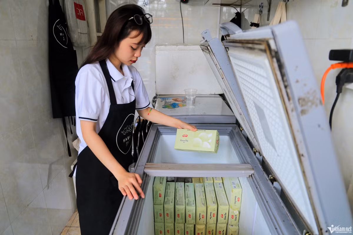 Yến Nhi (quản lý một cửa hàng) cho biết kem được chuyển từ Singapore bằng máy bay về Việt Nam. Do nó chứa rất ít nước và được bảo quản bởi nhiều lớp giấy, khi tới Hà Nội chất lượng không thay đổi. "Chỉ cần bỏ vào cấp đông với nhiệt độ từ 0 độ C đến -28 độ C là kem có thể dùng bình thường", Nhi nói.