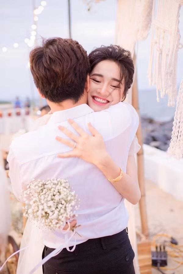Váy cưới của các cô dâu Vbiz làm đám cưới ở biển: Ngô Thanh Vân kín đáo tinh tế - Hình 12 Vay cuoi cua cac co dau Vbiz lam dam cuoi o bien: Ngo Thanh Van kin dao tinh te-Hinh-12