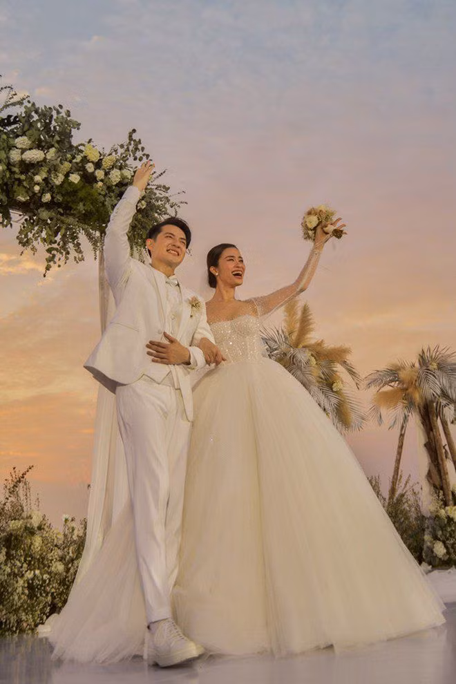 Váy cưới của các cô dâu Vbiz làm đám cưới ở biển: Ngô Thanh Vân kín đáo tinh tế - Hình 4 Vay cuoi cua cac co dau Vbiz lam dam cuoi o bien: Ngo Thanh Van kin dao tinh te-Hinh-4