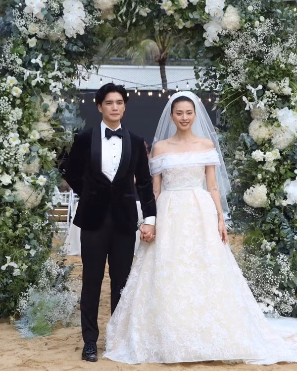 Váy cưới của các cô dâu Vbiz làm đám cưới ở biển: Ngô Thanh Vân kín đáo tinh tế - Hình 2 Vay cuoi cua cac co dau Vbiz lam dam cuoi o bien: Ngo Thanh Van kin dao tinh te-Hinh-2