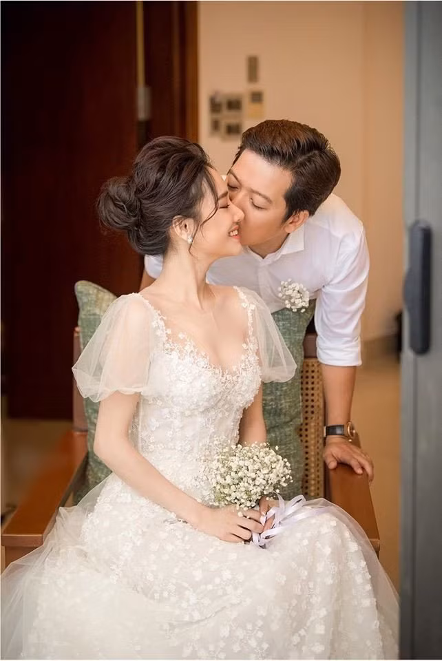 Váy cưới của các cô dâu Vbiz làm đám cưới ở biển: Ngô Thanh Vân kín đáo tinh tế - Hình 11 Vay cuoi cua cac co dau Vbiz lam dam cuoi o bien: Ngo Thanh Van kin dao tinh te-Hinh-11