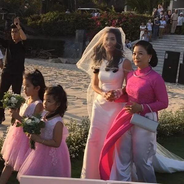 Váy cưới của các cô dâu Vbiz làm đám cưới ở biển: Ngô Thanh Vân kín đáo tinh tế - Hình 10 Vay cuoi cua cac co dau Vbiz lam dam cuoi o bien: Ngo Thanh Van kin dao tinh te-Hinh-10