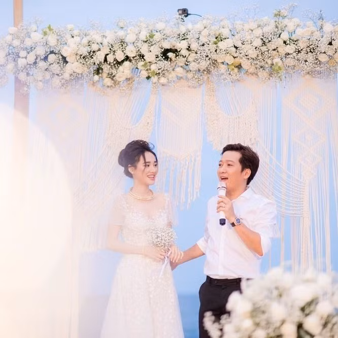 Váy cưới của các cô dâu Vbiz làm đám cưới ở biển: Ngô Thanh Vân kín đáo tinh tế - Hình 13 Vay cuoi cua cac co dau Vbiz lam dam cuoi o bien: Ngo Thanh Van kin dao tinh te-Hinh-13