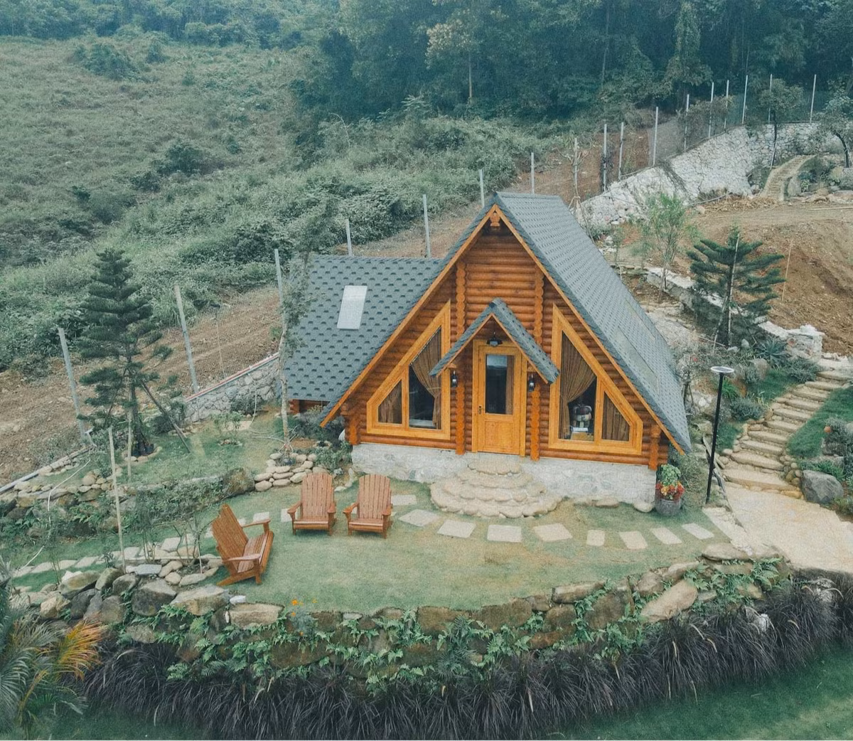 Ngôi nhà nhỏ trên thảo nguyên bước ra từ phim ảnh, làm từ gỗ ảnh 2
