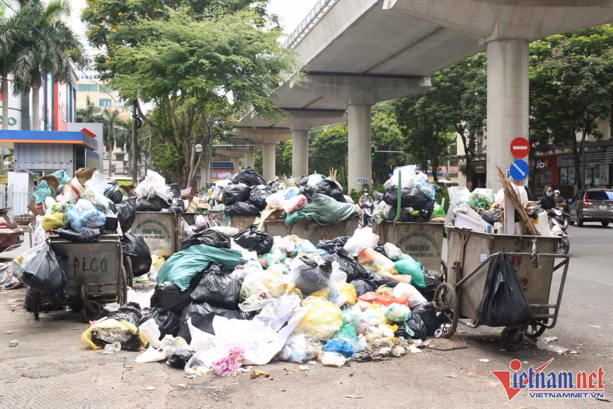 Chị Thu có cửa hàng ở đường Xuân Thủy phản ánh: "Mùi hôi, thối từ đống rác thải ùn ứ ảnh hưởng nghiêm trọng đến đời sống của chúng tôi. Lượng khách vào cửa hàng bị giảm do đống rác ngay trước cửa".