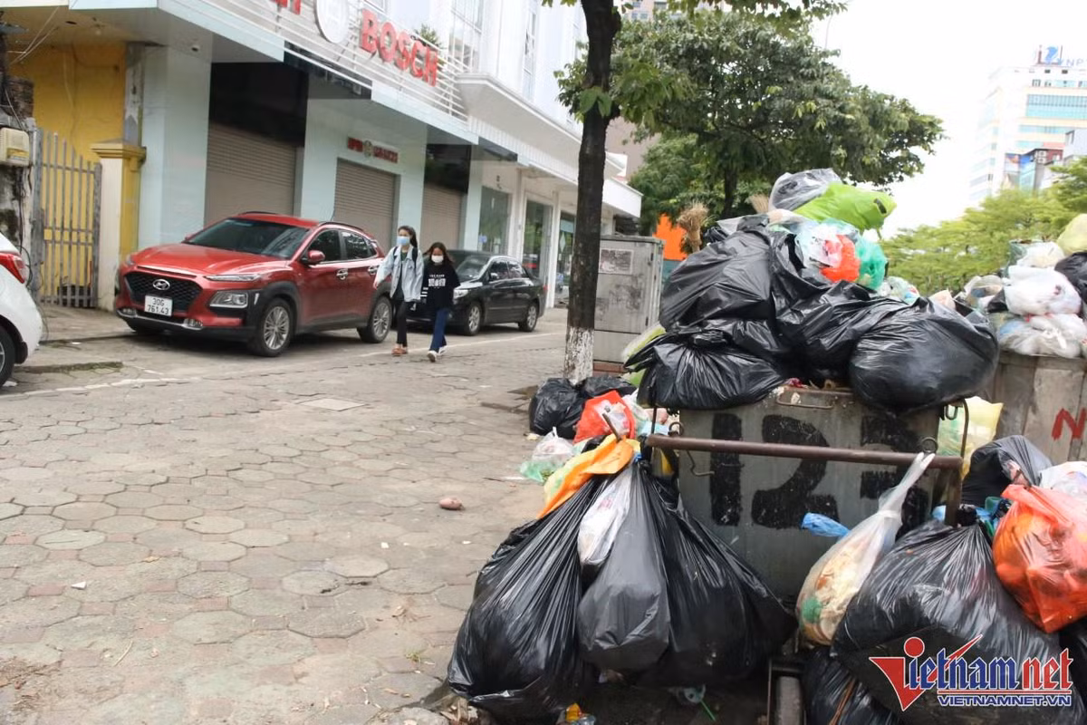 Rác thải được tập kết trên đường Nguyễn Phong Sắc