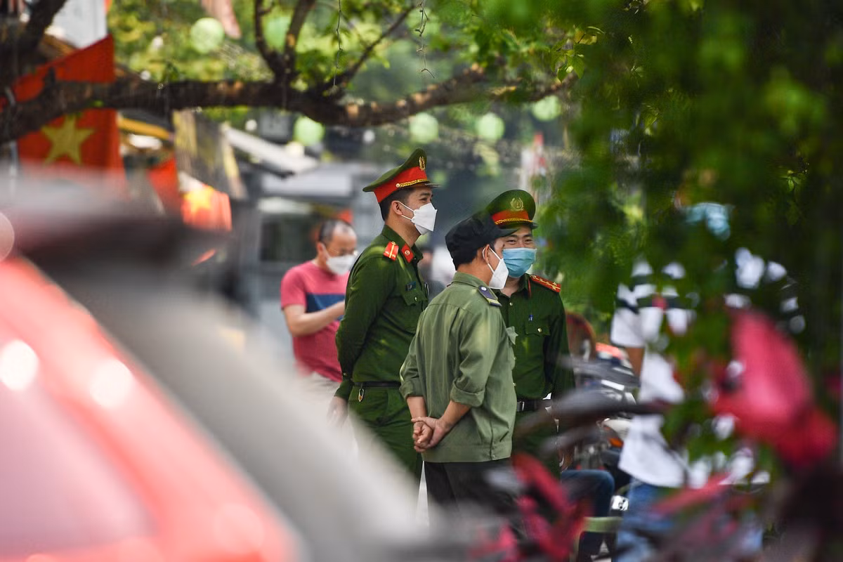 Hơn 11h, lực lượng công an và dân phòng phường Trần Hưng Đạo có mặt tại tòa nhà đảm bảo trật tự và nhắc nhở người dân hạn chế để xe tại vỉa hè sát trụ sở Tân Hoàng Minh để không xảy ra ùn tắc giao thông.