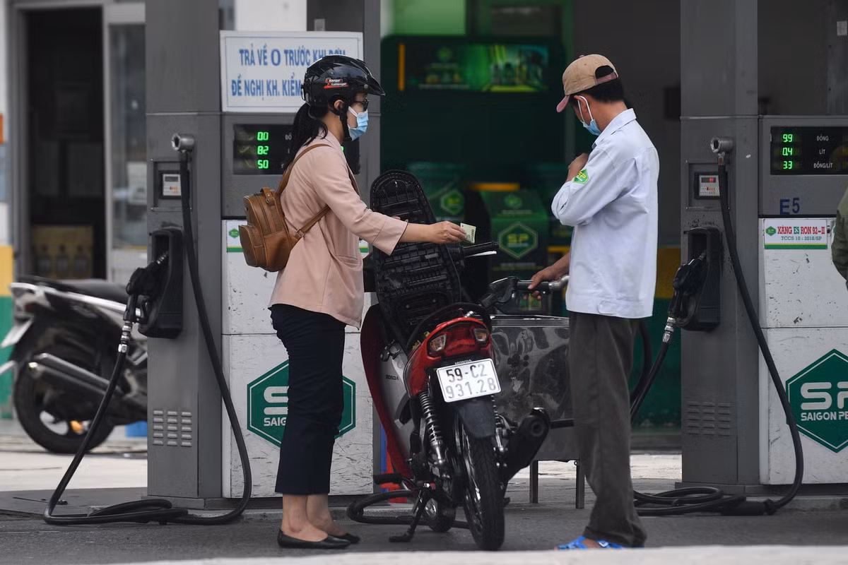 Cửa hàng xăng dầu số 4 của Saigon Petro trên đường Trần Xuân Soạn (quận 7) tấp nập người lúc 10h. Nhân viên bán xăng tại đây cho biết họ không nghe thông báo gì về việc cửa hàng sẽ dừng hoặc tạm ngưng hoạt động.
