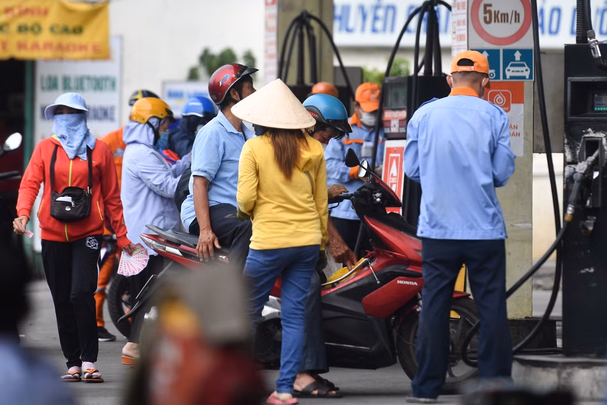 Saigon Petro cũng cho biết nếu bị tước giấy phép, hệ thống phân phối của doanh nghiệp sẽ bị mất nguồn cung trên 50.000 m3/tháng và trên 1.000 cửa hàng bán lẻ xăng dầu thuộc hệ thống phân phối có thể đóng cửa.