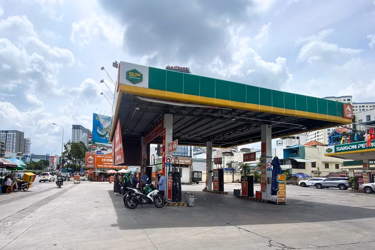 Hoạt động mua bán tại cây xăng Saigon Petro trên đường Điện Biên Phủ (quận Bình Thạnh) không có gì khác biệt.