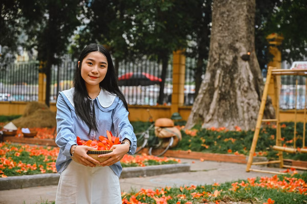 "Những ngày qua thời tiết Hà Nội khá âm u nên em chưa đến đây, hôm nay đến thì có nắng, khá bất ngờ vì nắng rọi qua kẽ lá, tạo nên khung cảnh rất đẹp", cô gái chia sẻ.