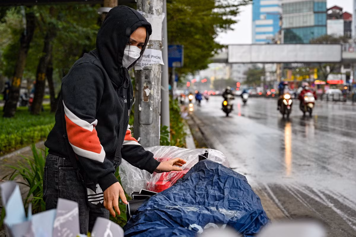 Mất việc vì dịch bệnh, người phụ nữ này quyết định đầu tư một khoản vốn để kinh doanh trong dịp lễ tình nhân. Chị cho biết đây là năm đầu kinh doanh mặt hàng này, nhưng ế ẩm nên và chỉ mong sao hoàn vốn.
