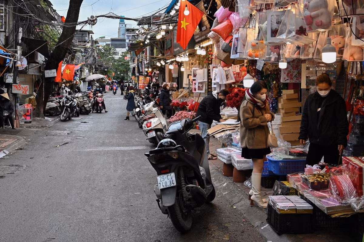 Ngõ 1A Tôn Thất Tùng, nơi nổi tiếng với các mặt hàng lưu niệm hoa, quà tặng, đồ trang trí dịp Valentine chiều 13/2 khá vắng vẻ. Ngoài lý do dịch bệnh, nhiều sinh viên chưa lên thành phố học trực tiếp cũng làm cho thị trường quà tặng đìu hiu.