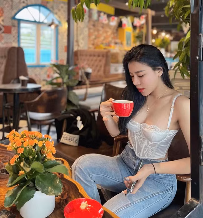 Ở ngoài đời, cô cũng chuộng những item cơ bản, tôn dáng.