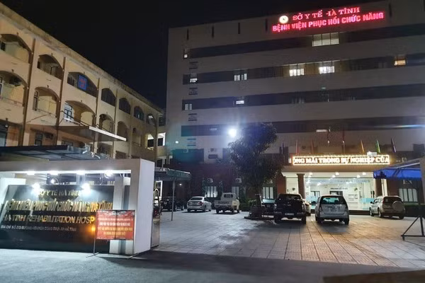 Nguoi dan ong roi tu tang 6 benh vien o Ha Tinh