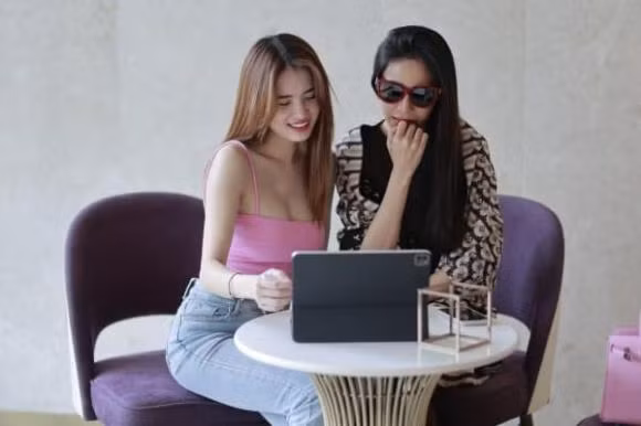 Thủy Tiên được em gái Công Vinh tháp tùng ra Huế - Hình 2 Thuy Tien duoc em gai Cong Vinh thap tung ra Hue-Hinh-2
