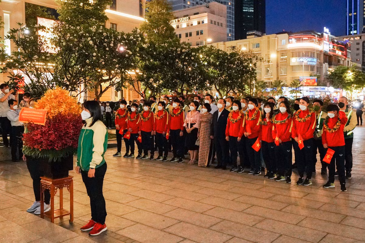 Các cầu thủ, huấn luyện viên dâng hoa Chủ tịch Hồ Chí Minh tại khu vực Công viên Tượng đài Chủ tịch Hồ Chí Minh, và dành một phút tưởng niệm.