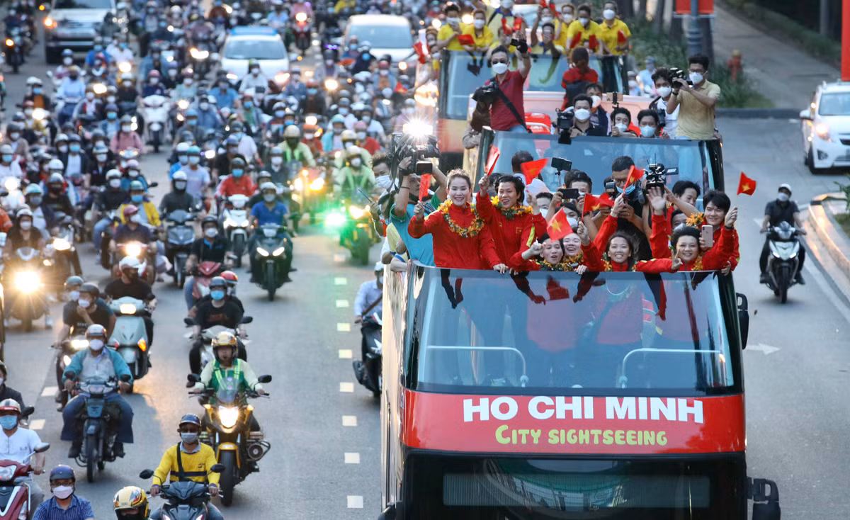 Đội tuyển nữ được diễu hành trên xe buýt 2 tầng, với lực lượng môtô cảnh sát dẫn đường. Lễ diễu hành của đội đi qua qua các tuyến đường Trường Sơn - Nam Kỳ Khởi Nghĩa - Lê Duẩn - Đồng Khởi - Lê Thánh Tôn - Nguyễn Huệ. Ảnh: Phương Lâm.