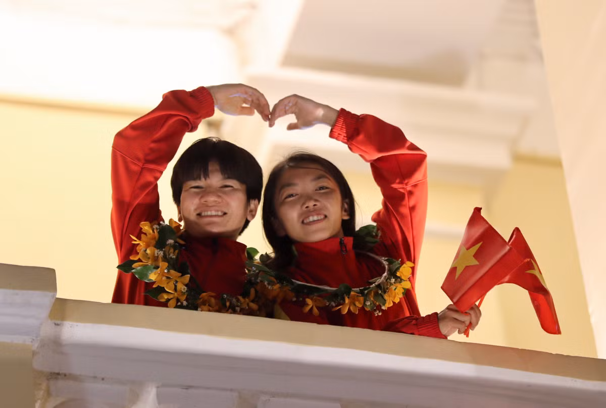 Huỳnh Như và đồng đội di chuyển vào trụ sở Ủy ban nhân dân TP.HCM. Tại đây, các cầu thủ và ban huấn luyện dự buổi gặp gỡ lãnh đạo thành phố. Họ sẽ được trao bằng khen cùng 30 triệu đồng tiền thưởng trên người.