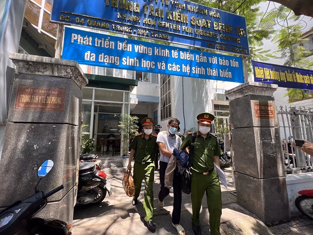 Từ khẳng định không liên quan đến bị khởi tố của Giám đốc CDC Khánh Hòa - Hình 2 Tu khang dinh khong lien quan den bi khoi to cua Giam doc CDC Khanh Hoa-Hinh-2