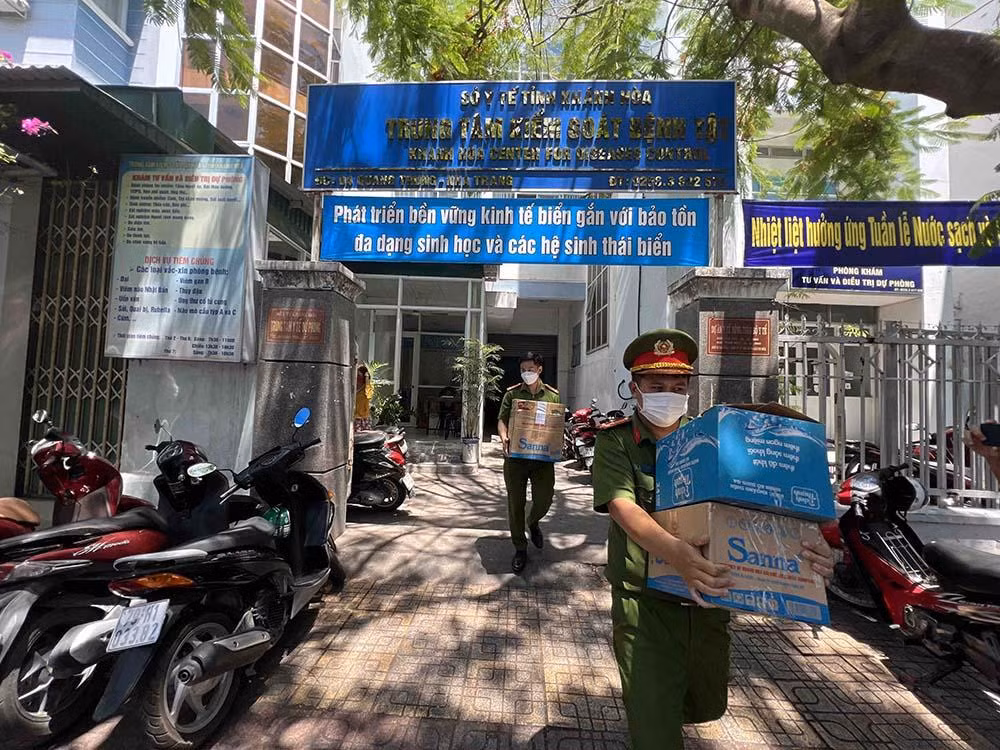 Từ khẳng định không liên quan đến bị khởi tố của Giám đốc CDC Khánh Hòa - Hình 3 Tu khang dinh khong lien quan den bi khoi to cua Giam doc CDC Khanh Hoa-Hinh-3