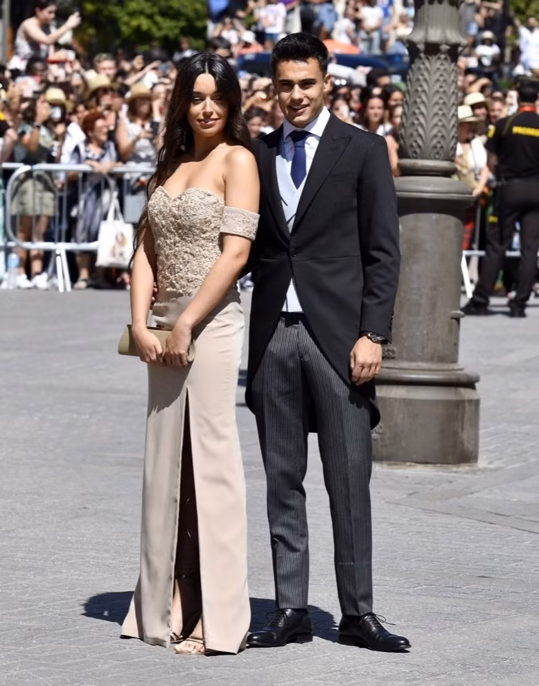 Reguilon và Diaz công khai hẹn hò từ năm 2019 sau khi xuất hiện tại đám cưới của Sergio Ramos. Khi đăng tải bức ảnh đầu tiên của cả hai trên trang cá nhân, Reguilon viết: “Tôi muốn giới thiệu đến các bạn một trong những người quan trọng nhất của cuộc đời tôi. Anh yêu em”. Cặp đôi cũng thường xuyên chia sẻ khoảnh khắc hạnh phúc bên nhau.