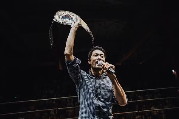 Cách đây vài năm, khán giả bất ngờ với hình ảnh bị cho là "xuống dốc" của Johnny Trí Nguyễn. Trái với vẻ đẹp lãng tử, nam tính và mạnh mẽ, nam diễn viên xuất hiện với vóc dáng gầy gò, trang phục xuề xòa cùng gương mặt thiếu sức sống.