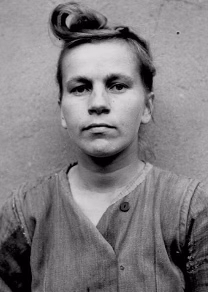 Elizabeth Volkenrath lĩnh án tử hình. Ả bị treo cổ vào ngày 13/12/1945.