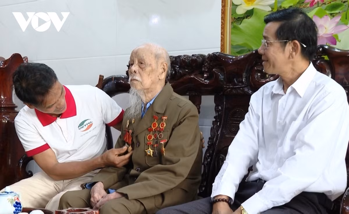 Xúc động nghe cựu chiến binh Điện Biên Phủ kể chuyện kéo pháo Xuc dong nghe cuu chien binh Dien Bien Phu ke chuyen keo phao