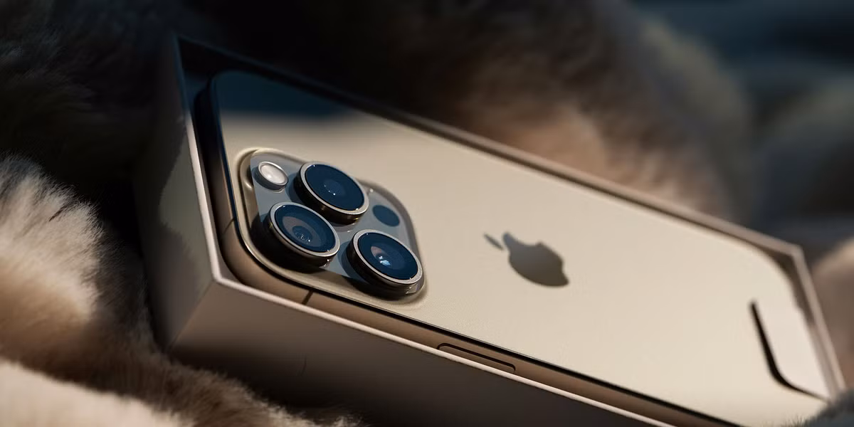  Hiện tại, iPhone 15 và iPhone 15 Plus có RAM 6GB, trong khi iPhone 15 Pro và iPhone 15 Pro Max có RAM 8GB. Với dòng iPhone 16 năm nay, Apple sẽ thống nhất RAM ở mức 8GB cho toàn bộ dòng sản phẩm. Sau đó, theo Jeff Pu, sự phân cấp sẽ quay trở lại với dòng iPhone 17 vào năm 2025.